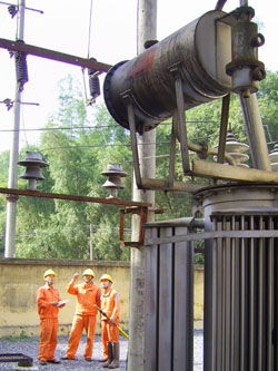 Công nhân chi nhánh điện Đà Bắc tăng cường kiểm tra mạng lưới điện trước mùa mưa bão